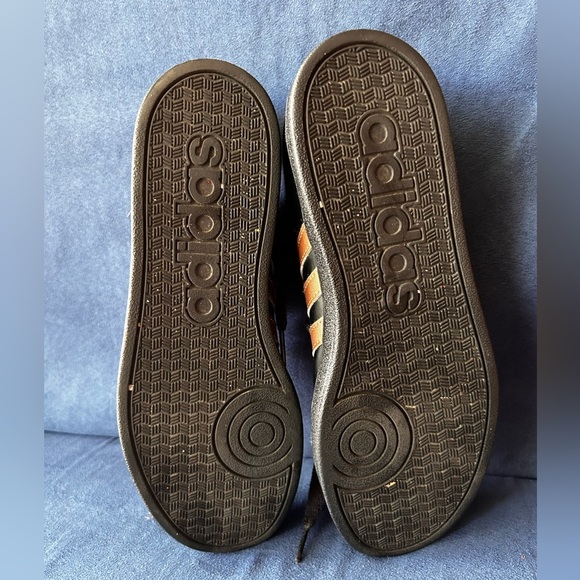 Adidas size 6.5 gold and black sneakers - Picture 6 of 6